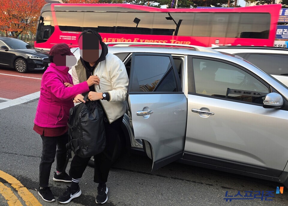 2026학년도 대학수학능력시험 학부모와 수험생 모습(사진=김형태 기자).