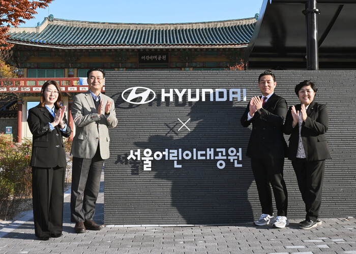 (왼쪽부터)신정원 초록우산 본부장, 정유석 현대차 국내사업본부장, 곽관용 서울시 정무수석, 김영옥 서울시의회 보건복지위원장이 지난 12일 진행된 ‘2025 현대자동차 정원 개장식’에서 기념 촬영을 하고 있다. (사진=현대차 제공)