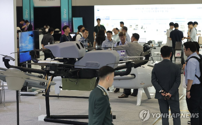 지난 7월 서울 코엑스에서 열린 '2025 무인이동체산업엑스포'에서 관람객들이 제품들을 살펴보고 있다. (사진=연합뉴스)