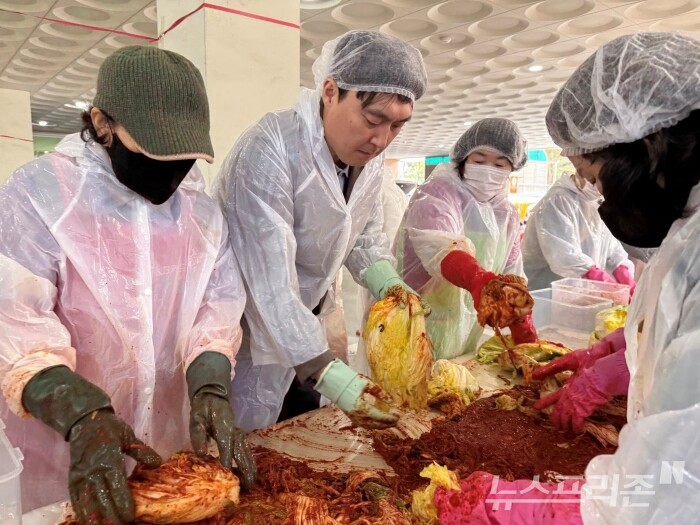 박진호 김포시 (갑) 당협 위원장이 봉사자들과 김장봉사를 하고 있다./사진=박진호위원장