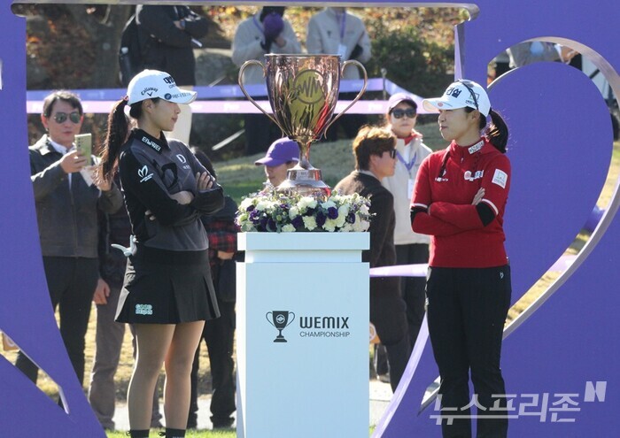 15일 경주 마우나오션 컨트리클럽에서 성유진과 김수지가 1번홀 티박스에서 서로 포즈를 취하고 있다