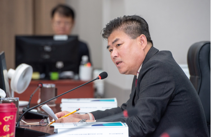 윤태길 경기도의원이 지난 13일 열린 경기도의료원을 대상으로한 행정사무감사에서 질의를 하고 있다.(사진=경기도의회)