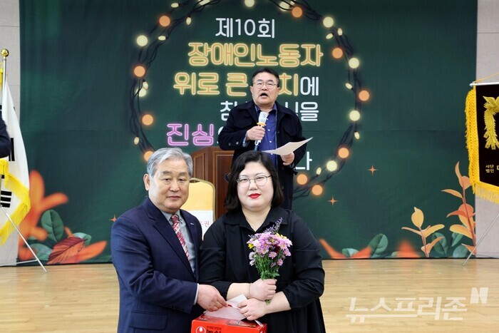 이상식 (사)한국장애인 중소기업협회 경상남도협회 회장 기념품 전달 모습.(사진=모지준 기자)