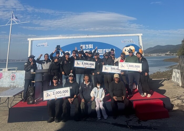 제3회 사천시장배 요트대회 수상자 기념촬영 모습.(사진=사천시)