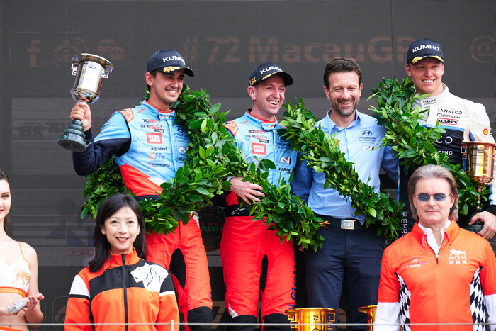 지난 13~16일 열린 2025 TCR 월드투어 마카오 대회에서 BRC 현대 N 스쿼드라 코르세 팀 소속 선수들이 포디움에 올라서 있다. (왼쪽부터)미켈 아즈코나, 네스토르 지로라미 