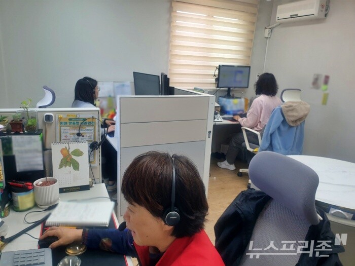 강화군 단군콜센터에서 상담센터 직원들이 안내서비스를 하고 있다./사진=강하군청