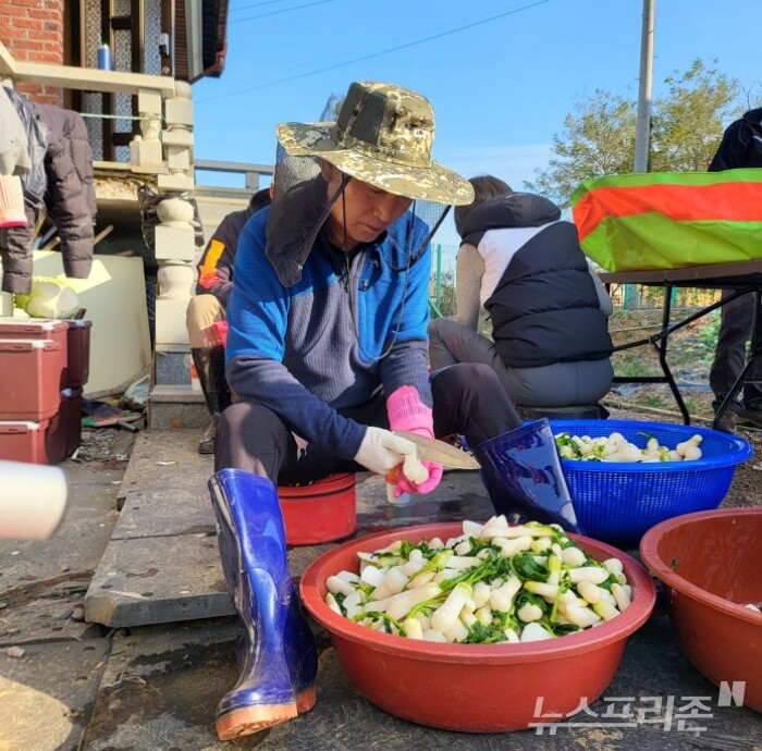 김덕천 정책위 부위장이 김포 지역에서 열린 김장 행사에서 봉사를 하고 있다./사진=김덕천부의장