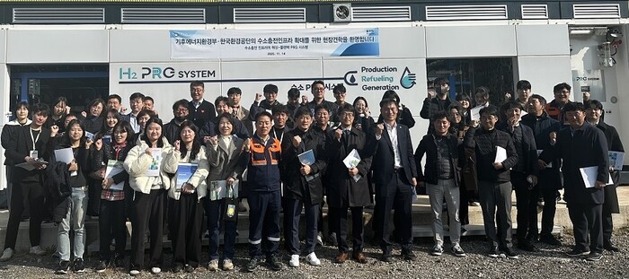수소PRG시스템 및 수소충전 R모듈 현장을 방문한 관계자들이 기념촬영을 하고 있다.(사진=플랜텍)
