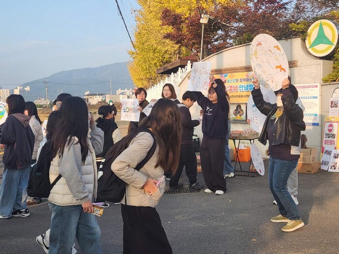 2025 경남안녕캠페인 등굣길 환경캠페인 진행 모습.(사진=사천시)