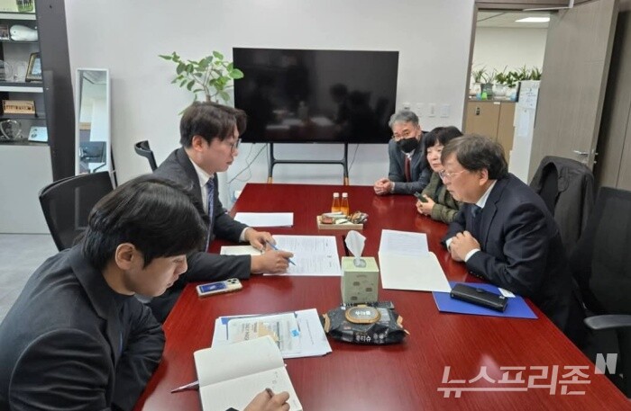 지난 17일 인천 서구가 다가오는 2026년 7월 서해구와 검단구로 분구 되면서 검단구 주민들은 걱정과 기대가 공존하는 가운데 서원선 검단플랫폼 회장이 모경종 국회의원을 찾아 검단 발전을 위해 손을 맞잡았다. /사진=검단플랫폼