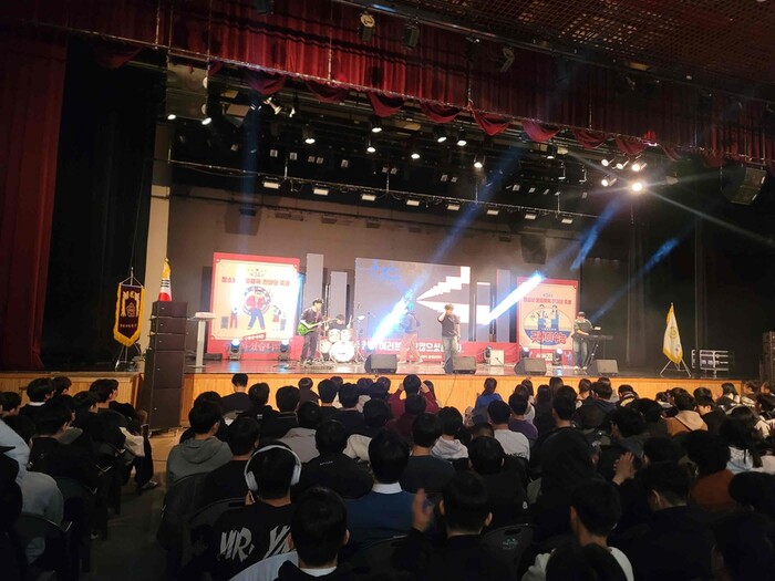 밀양아리랑아트센터 대공연장에서 2025년 청소년 진로지원을 위한 토크콘서트가 열리고 있다.(사진=밀양시)