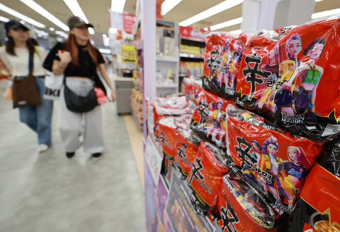 세계적 인기를 끌고 있는 '케이팝 데몬 헌터스' 캐릭터가 포장에 들어간 신라면이 매장에 진열돼 있다. (사진=연합뉴스)