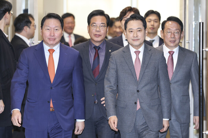 장동혁 국민의힘 대표와 최태원 대한상공회의소 회장이 19일 서울 중구 대한상공회의소에서 열린 '국민의힘-대한상공회의소 정책간담회'를 위해 입장하고 있다. (사진=연합뉴스)