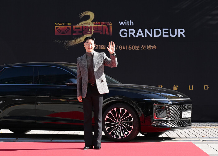 지난 18일 SBS 목동 사옥에서 열린 모범택시3 제작발표회에서 그랜저를 타고 등장한 배우 이제훈. (사진=현대차 제공)