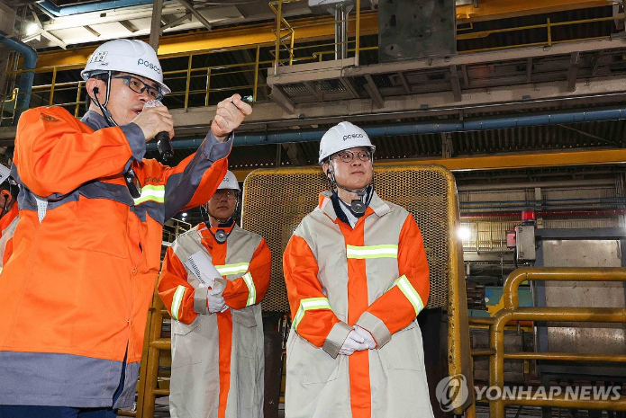 김정관 산업통상자원부 장관이 지난 9월 경북 포항시 포항제철소 2고로와 수소환원제철 개발센터를 방문, 현장을 점검하고 있다. 