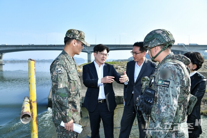 김포시가 7일 고촌읍에 위치한 백마도에서 현장행정을 진행했다./사진=김포시청