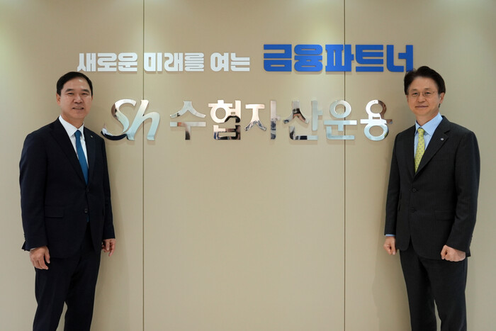 사진 왼쪽부터 신학기 Sh수협은행장, 김현욱 Sh수협자산운용 대표. (사진 = Sh수협은행 제공)