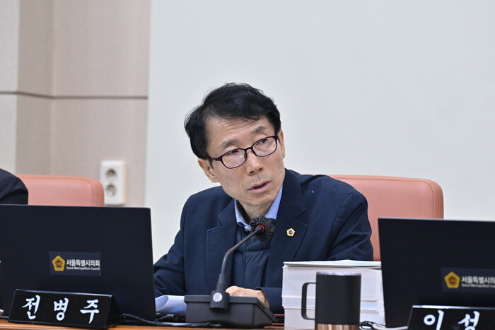 지난 17일 열린 서울시의회 운영위원회 행정사무감사에서 질의하고 있는 전병주 부위원장. [사진=전병주 서울시의원]