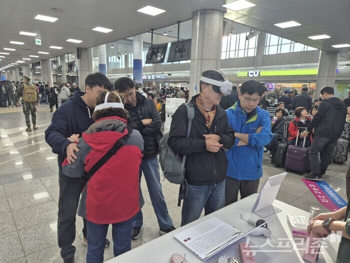 보물섬 119파노라마 가상현실(VR) 서비스를 시민들이 체험하고 있다./사진=인천시청