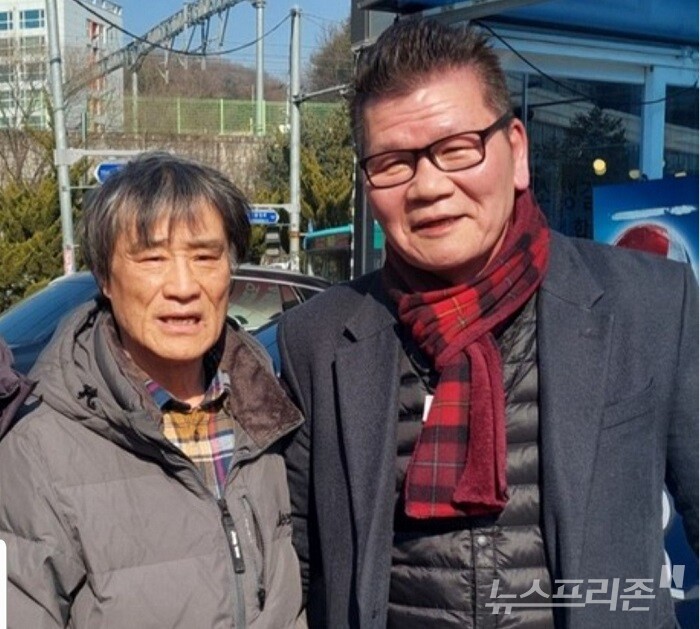 스승 황철순(왼쪽)과 수제자 안달호 실장.