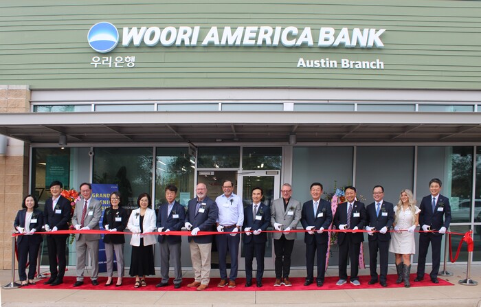 우리아메리카은행이 지난 19일(현지시각) 미국 텍사스주 오스틴지점 개점행사를 개최했다. 류형진 우리은행 글로벌그룹장(왼쪽 9번째), 이태훈 우리아메리카은행 법인장(왼쪽 13번째), 마크듀발(Mark Duval) 오스틴 아시안상공회의소 CEO(왼쪽 10번째), 에릭보이스(Eric Boyce) 시더파크 시의원(왼쪽 7번째), 데이브 포터(Dave Porter) 윌리암슨카운티 경제개발청 이사(왼쪽 8번째), 이옥희 오스틴 한인회장(왼쪽 5번째), 지은현 코리아텍사스포럼 대표(왼쪽 4번째)와 관계자들이 기념촬영을 하고 있다. (사진=우리은행 제공)