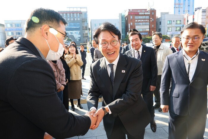 김민석 국무총리가 20일 경주시청을 찾아 직원들과 인사를 나누고 있다. 사진 오른쪽에 송호준 부시장이 중국 순방 중인 주낙영 경주시장을 대신해 영접하고 있다.(사진=경주시)