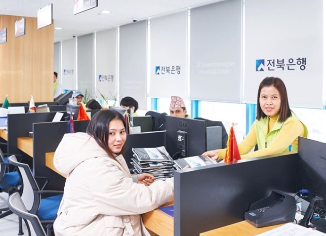 지난 2019년 12월21일 전북은행 수원 외국인 금융센터에서 외국인 근로자를 위해 발열내의를 나눠주고 있다. (사진= JB금융지주)