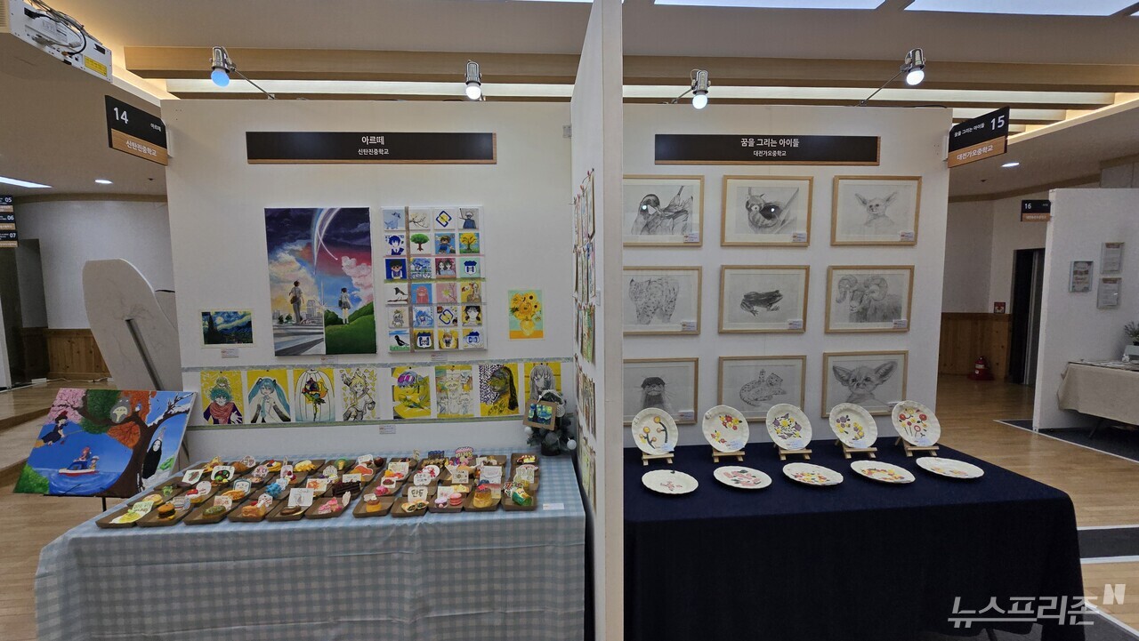 ‘2025 제9회 학교예술교육박람회’ 전시 공간에 학생들의 회화·조형 작품이 전시되어 있다.(사진=이현식 기자)