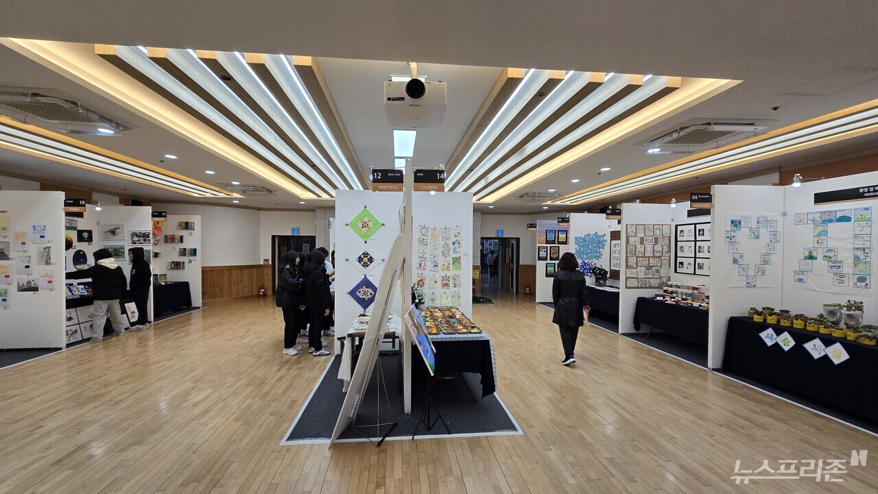 ‘2025 제9회 학교예술교육박람회’ 전시 공간에 학생들의 회화·조형 작품이 전시되어 있다.(사진=이현식 기자)