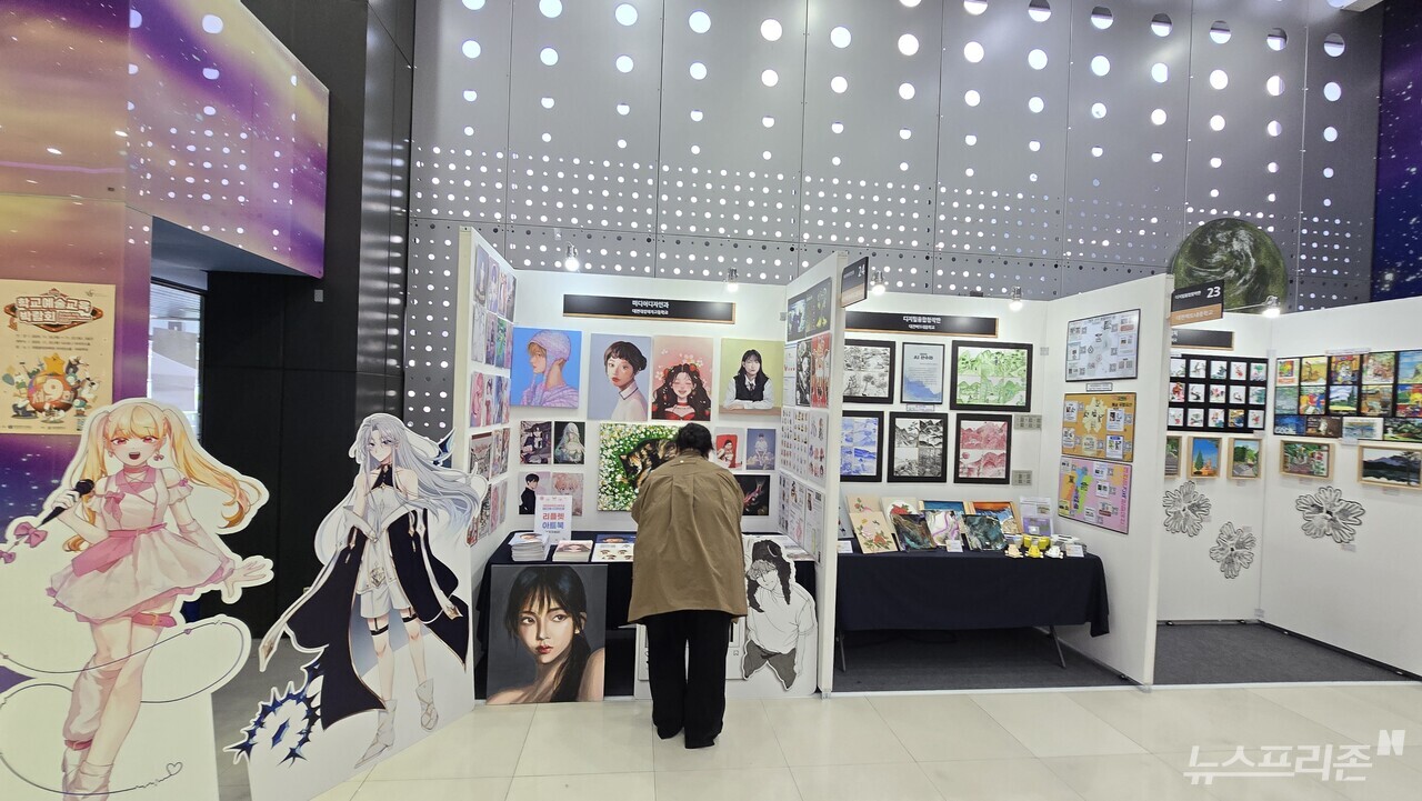 ‘2025 제9회 학교예술교육박람회’ 전시 공간에 학생들의 회화·조형 작품이 전시되어 있다.(사진=이현식 기자)