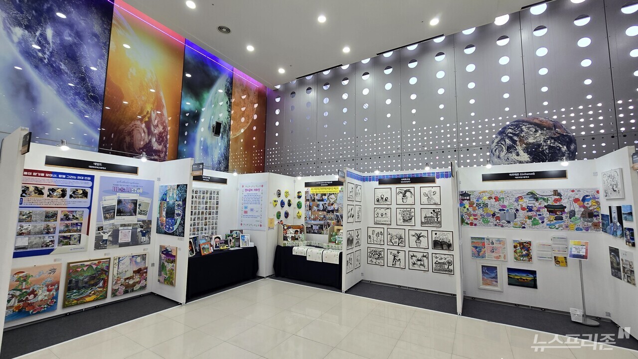 ‘2025 제9회 학교예술교육박람회’ 전시 공간에 학생들의 회화·조형 작품이 전시되어 있다.(사진=이현식 기자)