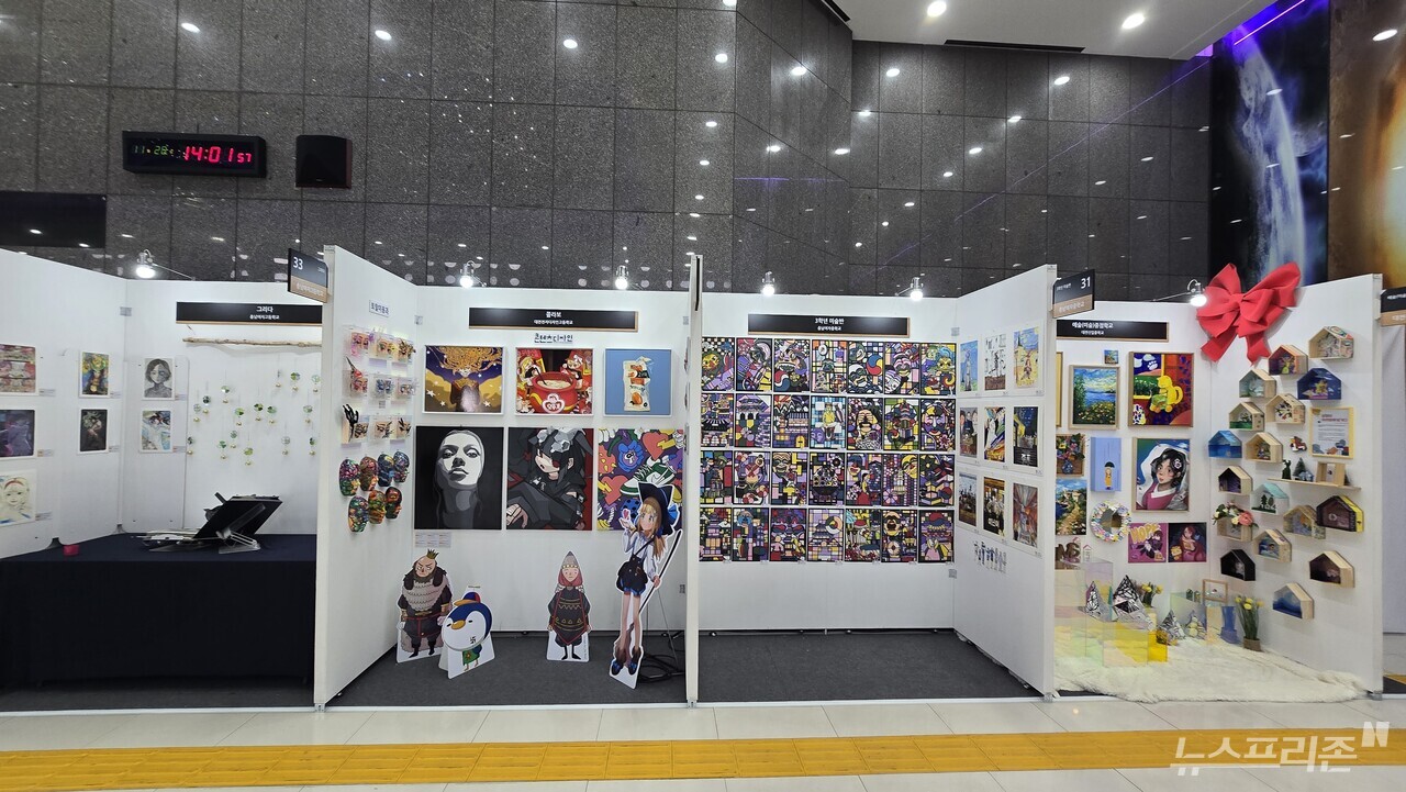 ‘2025 제9회 학교예술교육박람회’ 전시 공간에 학생들의 회화·조형 작품이 전시되어 있다.(사진=이현식 기자)