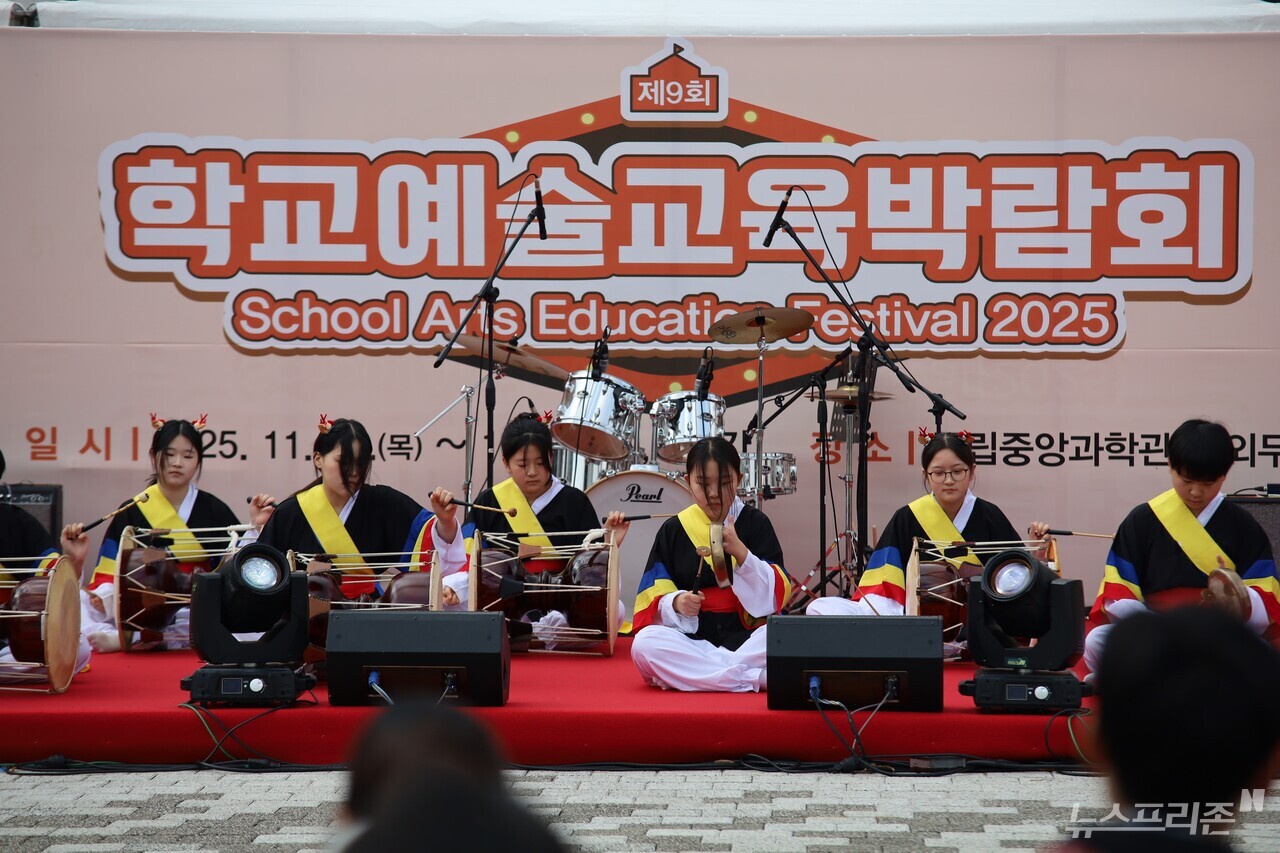 ‘2025 제9회 학교예술교육박람회’ 야외무대에서 음악 동아리 학생들이 공연을 펼치고 있는 모습.(사진=이현식 기자)