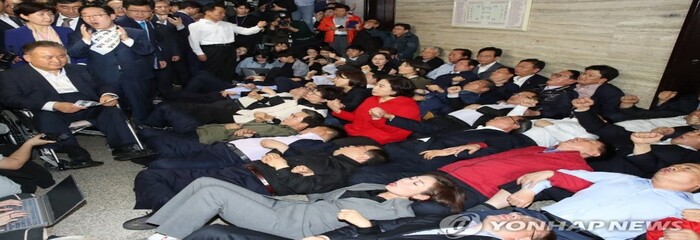 사진은 지난 2019년 4월 26일 나경원 원내대표 등 자유한국당 의원들이 사법개혁특위가 열리는 국회 회의실 앞에 드러누워 이상민 위원장 등 참석자 진입을 막는 모습. (사진=연합뉴스)