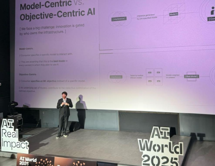 사진설명 : 알로라 랩스 창업자인 닉 에먼스가  한국에서 열린 AI World 2025에서 발표를 하는 모습