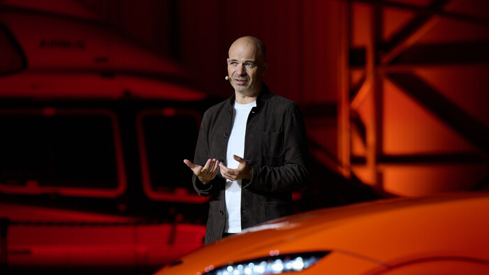 지난 20일(현지시간) 프랑스 폴 리카르 서킷에서 열린 마그마 월드 프리미어 행사에서 만프레드 하러 현대차 차량개발담당 부사장이 제네시스 GV60 마그마를 소개하고 있다. (사진=제네시스 제공)