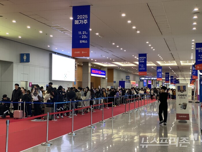 국내 최대 규모 펫 박람회 '2025 메가주'가 열린 21일 경기 고양시 킨텍스 제1전시관에서 반려인들이 행사가 시작되길 기다리며 길게 늘어서 있다. (사진=안민)