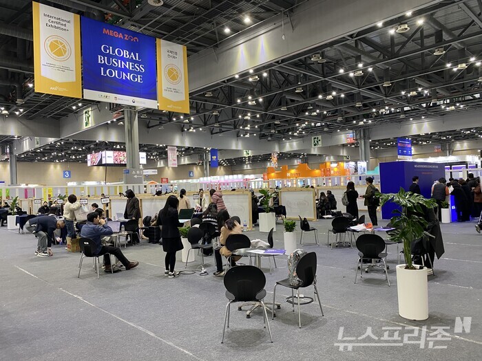 국내 최대 규모 펫 박람회 '2025 메가주'에 마련된 글로벌 비즈니스 상담회장에서 바이어들과 반려인들이 상담하고 있다. (사진=안민)