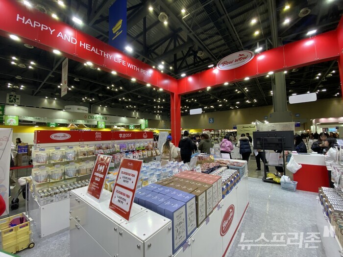 '2025 메가주' 펫 박람회에 참가한 바우와우 업체 부스 모습. (사진=안민)