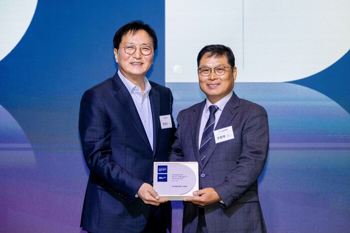 지난 17일 서울 여의도 글래드호텔에서 열린 ‘한숲 파트너스 데이’ 행사에서 박상신 DL이앤씨 대표(왼쪽)와 조왕래 태일씨앤티 소장이 기념 촬영을 하고 있다. (사진=DL이앤씨 제공) 