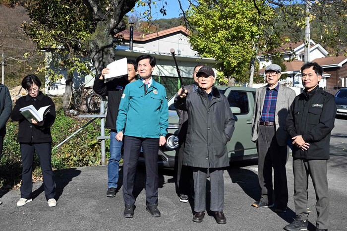 21일 밀양시 삼랑진읍 용전리 기부채납 산림 현장에서 관계자들이 조림 현황을 확인하고 있다.(사진=밀양시) 