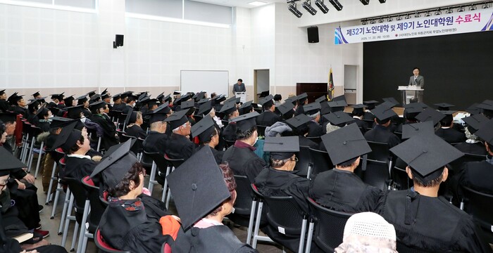 하승철 하동군수, 지난 20일 하동군노인장애인종합복지관에서 열린 ‘제32기 노인대학·제9기 노인대학원 수료식’ 축하 인사말 장면.(사진=하동군)