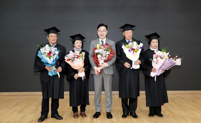 하승철 하동군수, 지난 20일 하동군노인장애인종합복지관에서 열린 ‘제32기 노인대학·제9기 노인대학원 수료식’ 모범 유공자 군수 표창 수여 기념 장면.(사진=하동군)