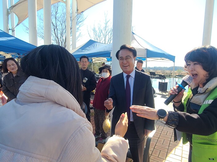 박동식 사천시장이 사남면 초전공원에서 열린 ‘미래세대와 함께하는 2025년 뻔뻔(fun)마켓’ 행사장을 둘러보며 시민들과 게임을 하며 환하게 웃고 있다.(사진=사천시)