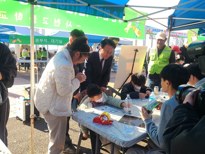 박동식 사천시장이 사남면 초전공원에서 열린 ‘미래세대와 함께하는 2025년 뻔뻔(fun)마켓’ 행사장을 둘러보며 학생들이 체험하는 모습을 지켜보고 있다.(사진=사천시)