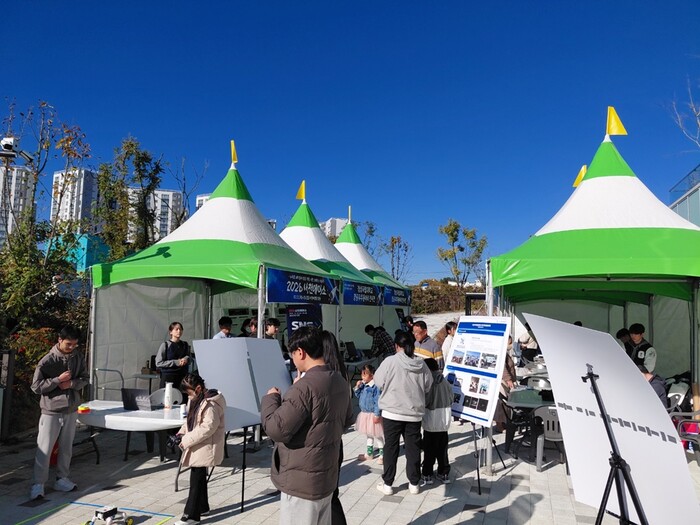 사천시립도서관에서 22일 개최된 ‘2025 사천스페이스 라운지’ 체험부스 운영 모습.(사진=사천시)