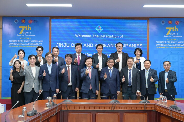 조규일 진주시장 및 진주지역 기업체 관계자와 베트남 껀터대학교 총장 및 관계자들.(사진=진주시)
