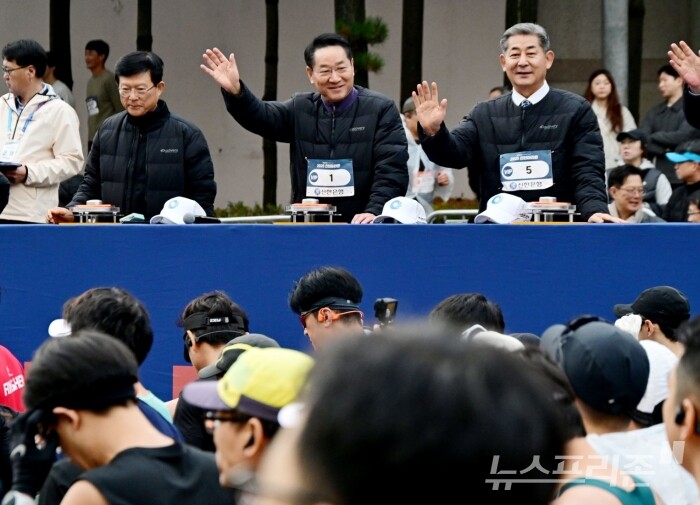 유정복 인천광역시장이 23일 문학경기장에서 열린 '2025 인천마라톤'에서 대회 참가자들을 격려하고 있다./사진=인천시청