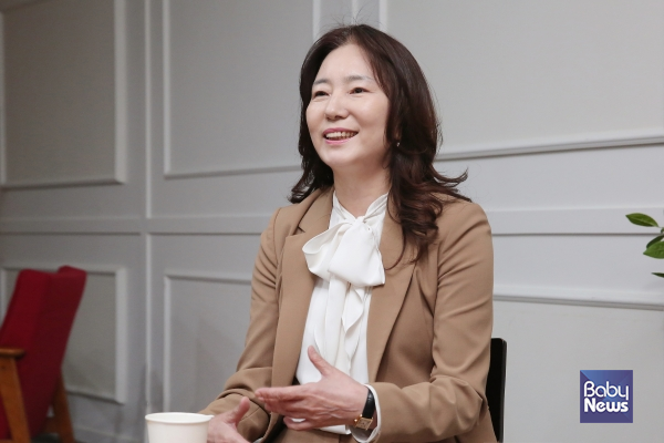 한 언론사와 인터뷰한 신미숙 이사장 모습