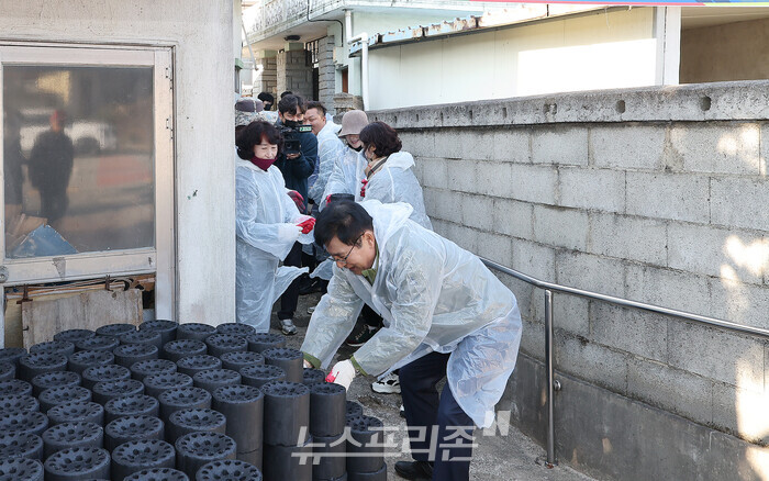 함평로타리클럽 연탄 나눔봉사 현장 [사진제공=함평군]